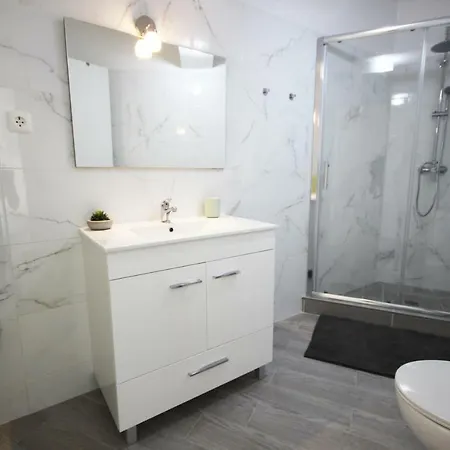 Διαμέρισμα Completely Renovated Apt ☼ Pool, Parking, Balcony *