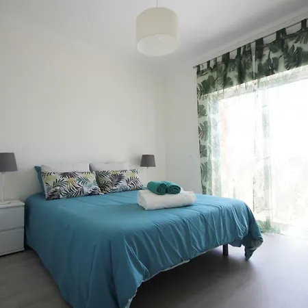 Completely Renovated Apt ☼ Pool, Parking, Balcony شقة بورتيماو