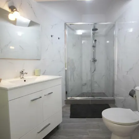 Διαμέρισμα Completely Renovated Apt ☼ Pool, Parking, Balcony