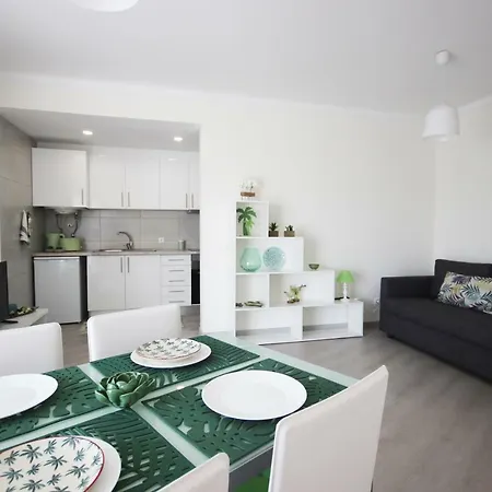 Completely Renovated Apt ☼ Pool, Parking, Balcony بورتيماو